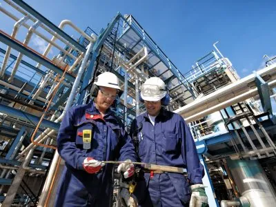 Twee inspecteurs in een chemische installatie