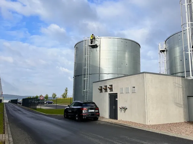 Juliana Engelke bei der Inspektion eines Sprinklertanks