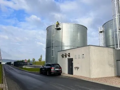 Juliana Engelke bij de inspectie van een sprinklertank