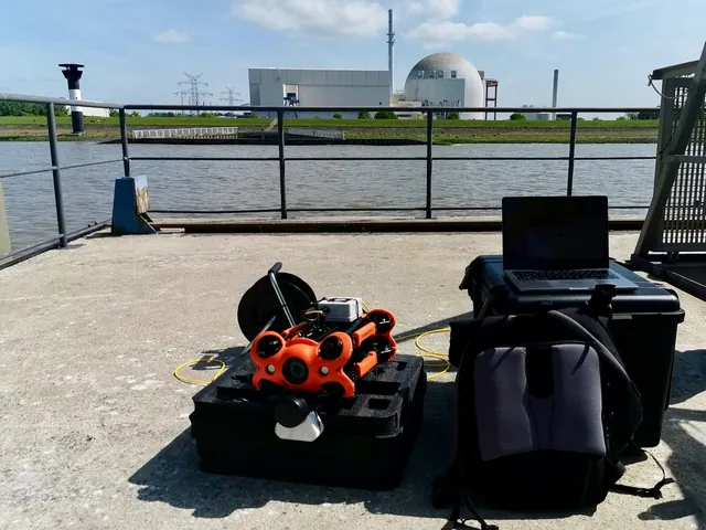 Onderwaterdrone Chasing M2 Pro Max met uitrusting op de kade van een energiecentrale