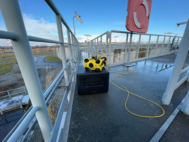 Unterwasserdrohne an einem Einlaufbauwerk im Kraftwerk